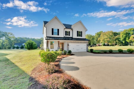 Cozy & Immaculate 4-BR Modern Farmhouse Retreat!